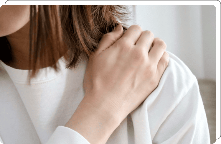 肩こりに悩む女性