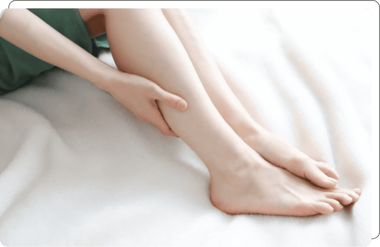 むくんだ女性の足